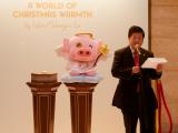 歐陽卓倫醫生,JP致辭，同時呼籲大家支持「麥兜一閃一閃小天使」暖手包義賣。